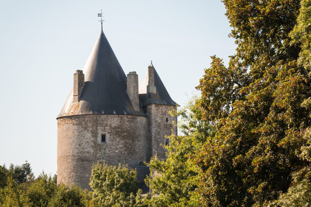 Chateau sur le canal de Nantes à Brest ©JJEHANIN