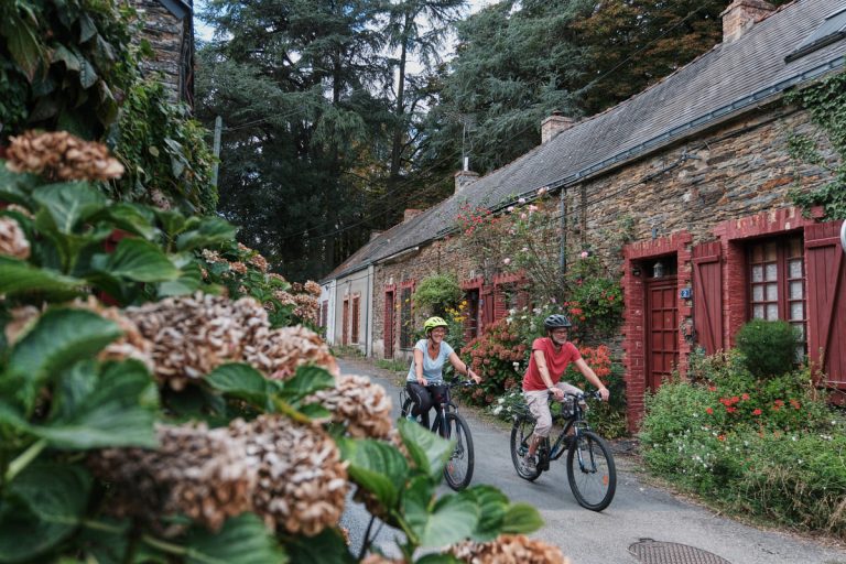 Vélo sur le canal de Nantes à Brest ©DDUFOUR